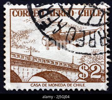 CHILI - VERS 1956 : un timbre imprimé au Chili montre l'hélicoptère au-dessus du pont, vers 1956 Banque D'Images