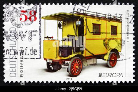 ALLEMAGNE - VERS 2013: Un timbre imprimé en Allemagne montre Lloyd Electric car 1911, véhicule de poste, vers 2013 Banque D'Images