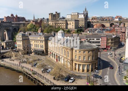 Vue sur Newcastle upon Tyne, UK Quayside depuis le Tyne Bridge, y compris le Guildhall, avec un Hard Rock café. Banque D'Images