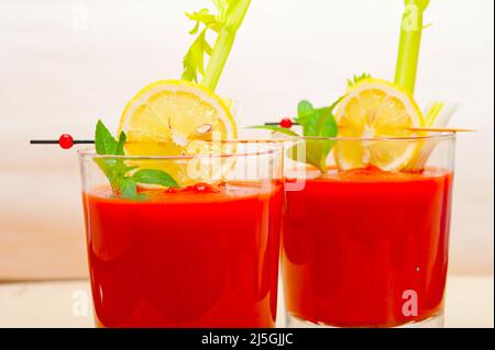 Jus de tomate fraîche soupe gaspacho sur un verre sur table en bois blanc Banque D'Images