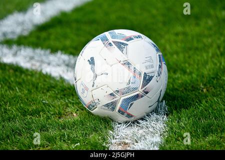 Swansea, pays de Galles. 23 avril 2022. Un ballon de match Sky Bet EFL Puma utilisé lors du match de la Professional Development League entre Swansea City moins de 18 ans et Hull City moins de 18 ans à la Swansea City Academy à Swansea, pays de Galles, Royaume-Uni, le 23 avril 2022. Crédit : Duncan Thomas/Majestic Media/Alay Live News. Banque D'Images