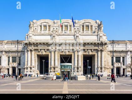 Vue de face du portique d'entrée monumental de la gare centrale de Milan, en Italie. Banque D'Images