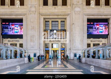 Les arrivées et les départs sont à bord de la monumentale Galleria delle Carrozze (galerie des voitures) de la gare centrale de Milan, en Italie. Banque D'Images