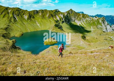 Woman fait de la randonnée au lac Schrecksee dans les alpes bavaroises Banque D'Images