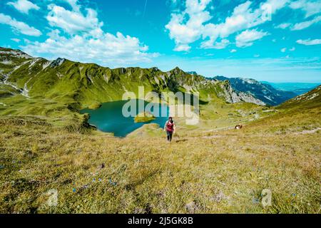 Woman fait de la randonnée au lac Schrecksee dans les alpes bavaroises Banque D'Images