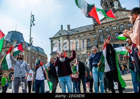 Des hommes palestiniens ont vu crier des slogans contre Israël pendant la manifestation. Des centaines de personnes se sont rassemblées sur la place du Dam à Amsterdam pour montrer leur soutien à la Palestine et dénoncer les récentes violences du gouvernement israélien contre les Palestiniens. La « manifestation d'urgence » a été organisée en réponse à la dernière agression d'Israël contre les Palestiniens le 15 avril à la mosquée Al-Aqsa à Jérusalem. Plus de 150 Palestiniens ont été blessés en jetant des pierres et des feux d'artifice et les forces israéliennes ont tiré des grenades lacrymogènes et des gaz lacrymogènes. Banque D'Images