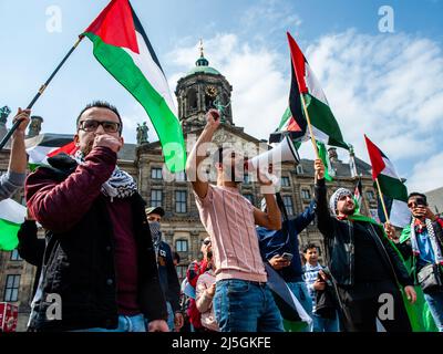 Des hommes palestiniens ont vu crier des slogans contre Israël pendant la manifestation. Des centaines de personnes se sont rassemblées sur la place du Dam à Amsterdam pour montrer leur soutien à la Palestine et dénoncer les récentes violences du gouvernement israélien contre les Palestiniens. La « manifestation d'urgence » a été organisée en réponse à la dernière agression d'Israël contre les Palestiniens le 15 avril à la mosquée Al-Aqsa à Jérusalem. Plus de 150 Palestiniens ont été blessés en jetant des pierres et des feux d'artifice et les forces israéliennes ont tiré des grenades lacrymogènes et des gaz lacrymogènes. Banque D'Images