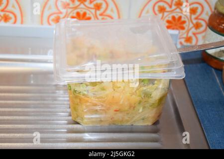 coleslaw dans un pot en plastique, épicé vers le haut Banque D'Images