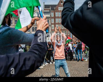 Un palestinien est vu se taper les mains pendant la manifestation. Des centaines de personnes se sont rassemblées sur la place du Dam à Amsterdam pour montrer leur soutien à la Palestine et dénoncer les récentes violences du gouvernement israélien contre les Palestiniens. La « manifestation d'urgence » a été organisée en réponse à la dernière agression d'Israël contre les Palestiniens le 15 avril à la mosquée Al-Aqsa à Jérusalem. Plus de 150 Palestiniens ont été blessés en jetant des pierres et des feux d'artifice et les forces israéliennes ont tiré des grenades lacrymogènes et des gaz lacrymogènes. (Photo par Ana Fernandez/SOPA Images/Sipa USA) Banque D'Images