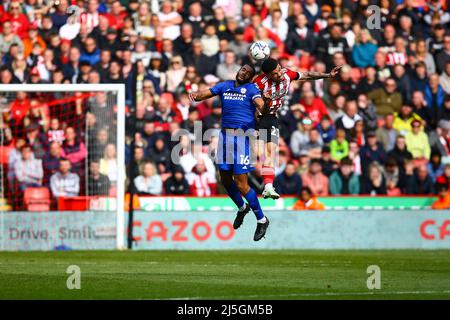 Bramall Lane, Sheffield, Angleterre - 23 avril 2022 Curtis Nelson (16) de Cardiff City et Morgan Gibbs-White (27) de Sheffield United Battle for the Header - pendant le match Sheffield United contre Cardiff City, Sky Bet Championship 2021/22, Bramall Lane, Sheffield, Angleterre - 23 avril 2022 Credit: Arthur Haigh/WhiteRosephotos/Alamy Live News Banque D'Images