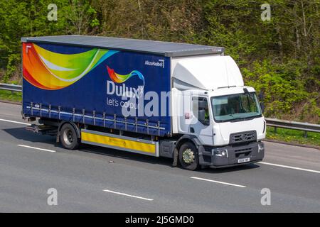 Dulux 'let's color' 2019 Renault Trucks18 Wide 4x2 R 280 7698cc camion diesel à côtés rideaux ; conduite sur l'autoroute M61, Royaume-Uni Banque D'Images