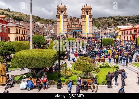 Les habitants de la région se rassemblent à l'extérieur de la cathédrale pour une messe en plein air lors D'Un festival religieux, Plaza de Armas, Puno, province de Puno, Pérou. Banque D'Images