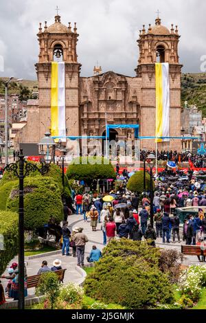 Les habitants de la région se rassemblent à l'extérieur de la cathédrale pour une messe en plein air lors D'Un festival religieux, Plaza de Armas, Puno, province de Puno, Pérou. Banque D'Images