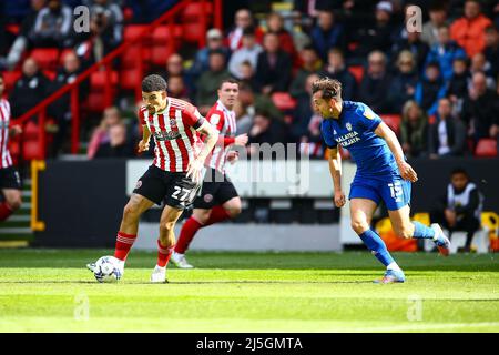 Bramall Lane, Sheffield, Angleterre - 23 avril 2022 Morgan Gibbs-White (27) de Sheffield United passe par Ryan Wintle (15) de Cardiff City - pendant le match Sheffield United contre Cardiff City, Sky Bet Championship 2021/22, Bramall Lane, Sheffield, Angleterre - 23 avril 2022 crédit: Arthur Haigh/WhiteRosePhotos/Alay Live News Banque D'Images