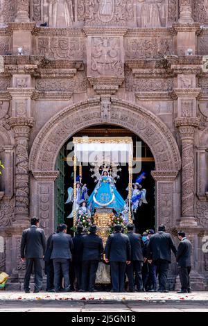 Une statue de la Vierge Marie est transportée dans la cathédrale pendant la Fiesta de la Virgen de la Candelaria, Plaza de Armas, Puno, province de Puno, Pérou. Banque D'Images