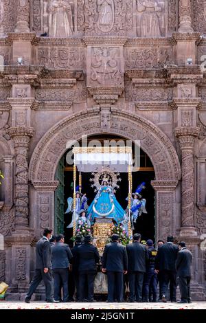 Une statue de la Vierge Marie est transportée dans la cathédrale pendant la Fiesta de la Virgen de la Candelaria, Plaza de Armas, Puno, province de Puno, Pérou. Banque D'Images