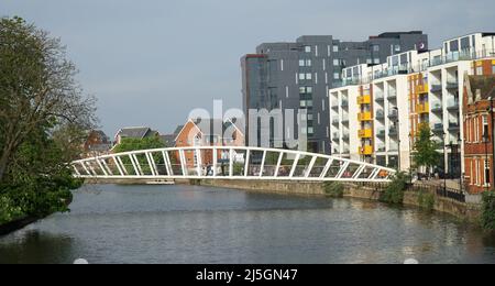 Passerelle au-dessus de la rivière Great Ouse à Bedford avec arbres et bâtiments modernes. Banque D'Images