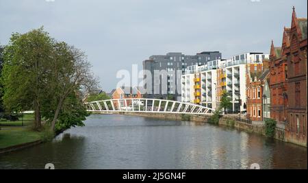 Passerelle au-dessus de la rivière Great Ouse à Bedford avec arbres et bâtiments modernes. Banque D'Images