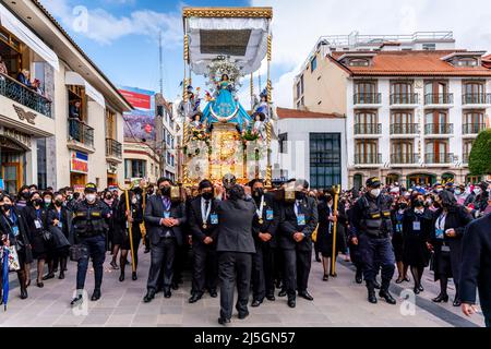 Une statue de la Vierge Marie est portée par les rues de Puno entre la cathédrale et l'église de San Juan Bautista, province de Puno, Pérou. Banque D'Images