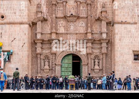 Les habitants de la région assistent À Un funérailles à la cathédrale de Puno, Plaza de Armas, Puno, province de Puno, Pérou. Banque D'Images