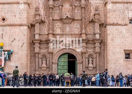 Les habitants de la région assistent À Un funérailles à la cathédrale de Puno, Plaza de Armas, Puno, province de Puno, Pérou. Banque D'Images