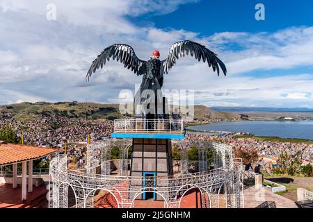 Vue sur la ville de Puno depuis le point de vue d'El Condor, province de Puno, Pérou. Banque D'Images