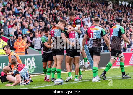 FLONDON, ROYAUME-UNI. 23th avril 2022. Andre Esterhuizen de Harlequins célèbre son match de rugby de première qualité entre Harlequins vs Leicester Tigers au stade Twickenham Stoop, le samedi 23 avril 2022. LONDRES, ANGLETERRE. Credit: Taka G Wu/Alay Live News Banque D'Images