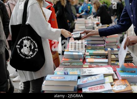 Palma, Espagne. 23rd avril 2022. Les passants parcourent des livres dans un stand de la rue Sant Miquel le jour de Saint George (le jour de George). Le 23 avril est célébré dans le monde entier la Journée du livre, et à Majorque, il est typique pour les bibliothèques d'installer leurs étals dans les rues principales. Credit: Clara Margais/dpa/Alay Live News Banque D'Images