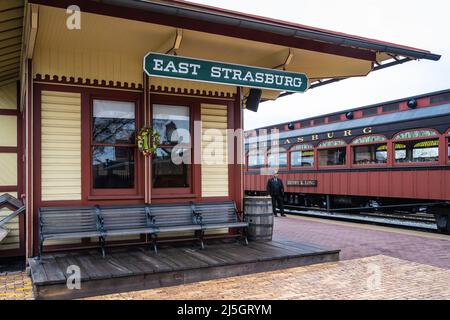 Train à vapeur d'époque se préparant au départ de la gare ferroviaire de Strasburg, dans le comté de Lancaster, en Pennsylvanie. (ÉTATS-UNIS) Banque D'Images