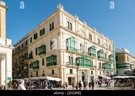 Les boutiques éditoriales filmées dans les rues Ordinance, y compris les shoppers de la Valette, Malte Banque D'Images