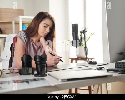 Photographe graphiste travaillant au bureau à domicile Banque D'Images