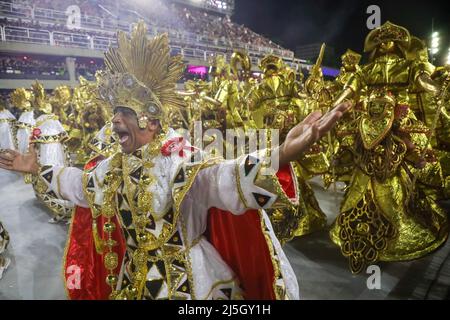 Rio de Janeiro, Brésil . 23rd avril 2022. Des membres de l'école de Salgueiro samba se sont performances pendant le défilé de Carnaval de Rio au Sambadrome marques de Sapucai à Rio de Janeiro, Brésil, en avril 23, 2022 crédit: Brésil photo Press/Alay Live News Banque D'Images