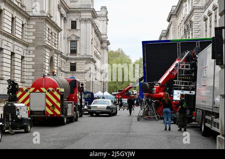 Londres, Royaume-Uni. L'entrée du Bureau des affaires étrangères et du Commonwealth dans la rue King Charles a été fermée aujourd'hui, alors que le tournage se déroule à l'intérieur. Une voiture de police à l'ancienne et une cadillac sont clairement visibles. Crédit : michael melia/Alay Live News Banque D'Images