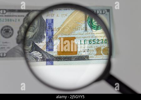 Cent dollars par une loupe de près. Vérification de l'argent suspect de la loupe Banque D'Images