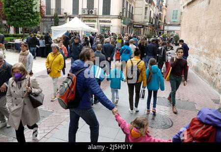 Palma, Espagne. 23rd avril 2022. Les touristes et les habitants de la région se promègnent à côté des libraires dans la rue Sant Miquel à Palma de Majorque, le jour de la Saint-Georges. Le 23 avril est célébré dans le monde entier la Journée du livre, et à Majorque, il est typique pour les bibliothèques d'installer leurs étals dans les rues principales. Credit: Clara Margais/dpa/Alay Live News Banque D'Images