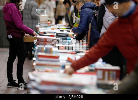 Palma, Espagne. 23rd avril 2022. Personnes à la recherche de livres dans la rue Sant Miquel à Palma de Majorque le jour de Saint-Georges. Le 23 avril est célébré dans le monde entier la Journée du livre, et à Majorque, il est typique que les bibliothèques installent leurs étals dans les rues principales. Credit: Clara Margais/dpa/Alay Live News Banque D'Images