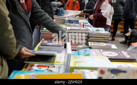 Palma, Espagne. 23rd avril 2022. Personnes à la recherche de livres dans la rue Sant Miquel à Palma de Majorque le jour de Saint-Georges. Le 23 avril est célébré dans le monde entier la Journée du livre, et à Majorque, il est typique que les bibliothèques installent leurs étals dans les rues principales. Credit: Clara Margais/dpa/Alay Live News Banque D'Images