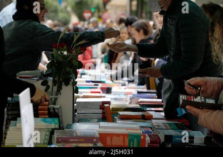 Palma, Espagne. 23rd avril 2022. Les gens achètent des livres dans la rue Carrer Colom à Palma de Majorque le jour de Saint-Georges. Le 23 avril est célébré dans le monde entier la Journée du livre, et à Majorque, il est typique que les bibliothèques installent leurs étals dans les rues principales. Credit: Clara Margais/dpa/Alay Live News Banque D'Images