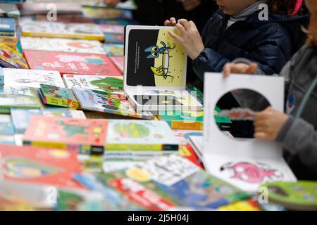 Palma, Espagne. 23rd avril 2022. Les enfants recherchent des livres dans la rue Sant Miquel à Palma de Majorque pendant la journée de Saint-Georges. Le 23 avril est célébré dans le monde entier la Journée du livre, et à Majorque, il est typique que les bibliothèques installent leurs étals dans les rues principales. Credit: Clara Margais/dpa/Alay Live News Banque D'Images