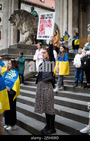 Munich, Allemagne. 23rd avril 2022. Le 23 avril 2022, quelques centaines de personnes se sont rassemblées à Munich, en Allemagne, pour protester contre la livraison d'armes lourdes à l'Ukraine. (Photo par Alexander Pohl/Sipa USA) crédit: SIPA USA/Alay Live News Banque D'Images