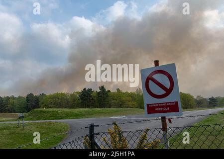 Chaîne des cendres, Surrey, Angleterre, Royaume-Uni. 23rd avril 2022. Un grand incendie de bruyère a éclaté dans la chaîne des Ash Ranges, une réserve naturelle de la lande située à l'ouest de Pirbright, dans le Surrey. Il appartient au ministère de la Défense et est géré par le Surrey Wildlife Trust. Banque D'Images