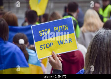 Londres, Royaume-Uni. 23rd avril 2022. Les manifestants se sont rassemblés devant Downing Street en solidarité avec l'Ukraine alors que la Russie poursuit son attaque. Credit: Vuk Valcic/Alamy Live News Banque D'Images