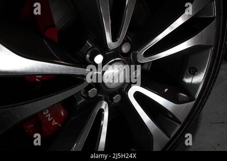 La roue avant en alliage à découpe au diamant d'Un Range Rover SV Autobiography sur Un modèle 2019 avec enjoliveur argent Banque D'Images