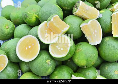 Vue en grand angle des tranches de fruits d'orange douce et (Citrus sinensis) sur le dessus de la pile de fruits d'orange douce Banque D'Images
