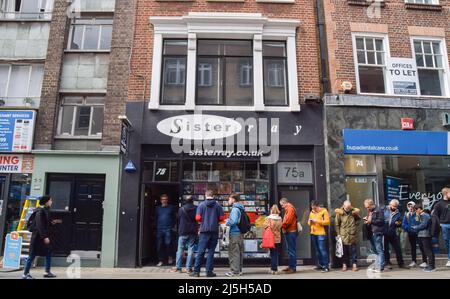 Londres, Royaume-Uni. 23rd avril 2022. Les clients font la file d'attente à l'extérieur du magasin Sister Ray de Soho le jour du Record Store. RSD célèbre des boutiques de musique indépendantes dans le monde entier, avec de nombreux artistes et labels qui ont publié des disques spéciaux en édition limitée spécialement pour la journée. Credit: Vuk Valcic/Alamy Live News Banque D'Images