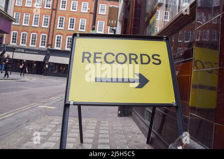 Londres, Royaume-Uni. 23rd avril 2022. Un panneau à l'extérieur de Sounds of the Universe Store à Soho le jour du Record Store. RSD célèbre des boutiques de musique indépendantes dans le monde entier, avec de nombreux artistes et labels qui ont publié des disques spéciaux en édition limitée spécialement pour la journée. Credit: Vuk Valcic/Alamy Live News Banque D'Images