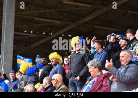 LONDRES, ROYAUME-UNI. AVRIL 23rd les fans de Shrewsbury Town lors du match Sky Bet League 1 entre Charlton Athletic et Shrewsbury Town à la Valley, Londres, le samedi 23rd avril 2022. (Credit: Ivan Yordanov | MI News) Credit: MI News & Sport /Alay Live News Banque D'Images