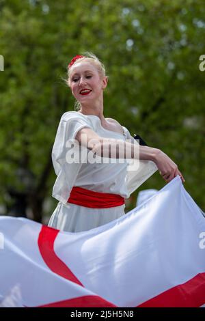 Londres, Royaume-Uni. 23rd avril 2022. Un animateur sur pilotis détient un drapeau d'Angleterre aux célébrations de Saint George à Trafalgar Square. La Saint George est la fête du saint patron de l'Angleterre, célébrée le 23 avril. Crédit : SOPA Images Limited/Alamy Live News Banque D'Images