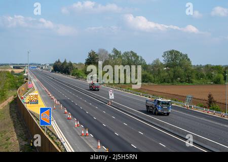 Dorney Reach, Buckinghamshire, Royaume-Uni. 23rd avril 2022. Bon nombre des laybys jaunes de la zone de refuge d'urgence sur le M4 ne sont pas encore opérationnels. Le M4 est de nouveau fermé ce week-end de la jonction 6 (Slough/Windsor) à la jonction 8/9 (Maidenhead) pour les travaux de route M4 Smart Motorway. Crédit : Maureen McLean/Alay Live News Banque D'Images