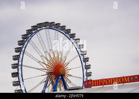 Belle photo d'un parc d'expositions avec grande roue et panneau d'affichage pour la tente à bière Hippodrom au Festival du printemps de Munich 2022 sur la Theresienwiese. Banque D'Images